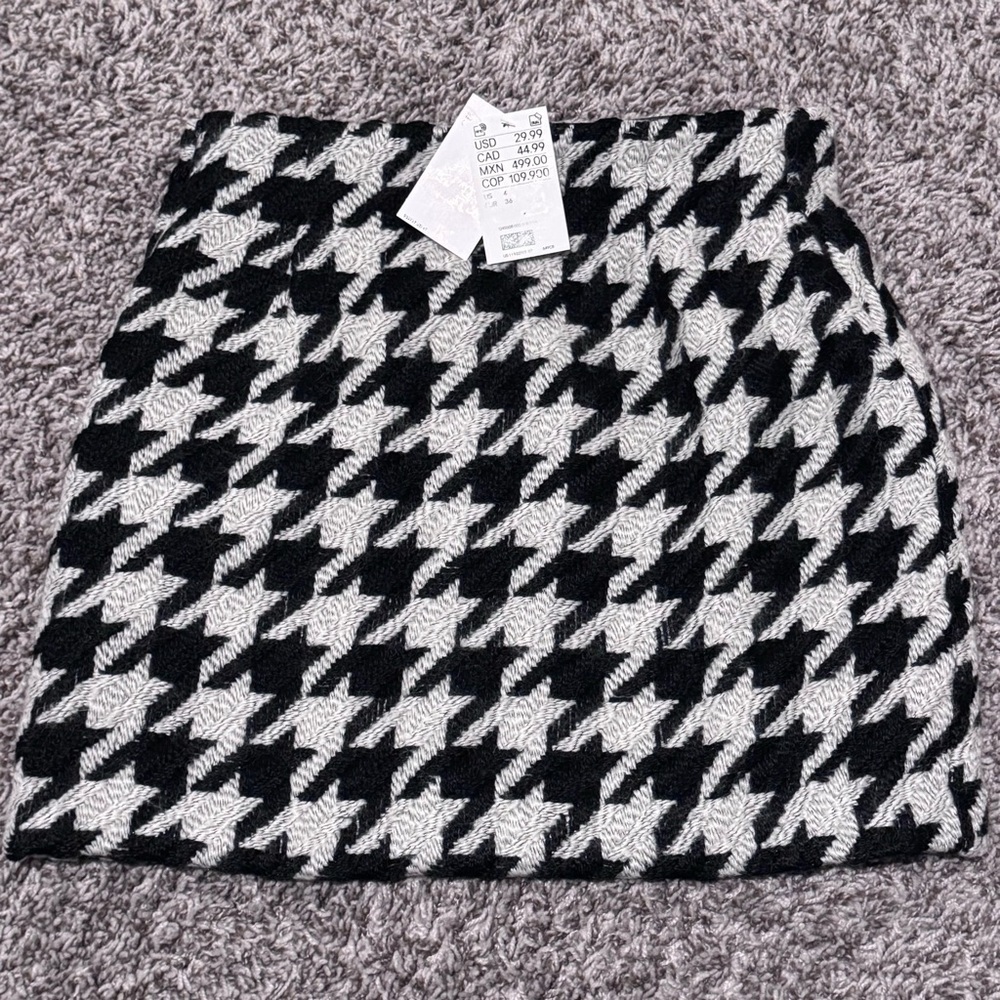H&M Black and White Houndstooth Mini Skirt - Picture 2 of 4